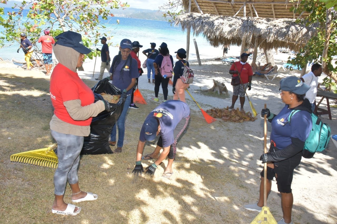 Mitur y comunitarios inician amplio operativo de limpieza de playas en Cayo Levantado, Samaná