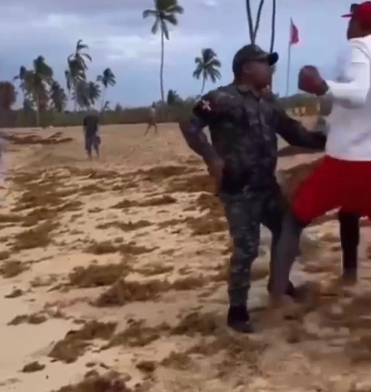 Vídeo: Policías y miembros de la Cruz Rojas se  enfrentan en playa de Bávaro