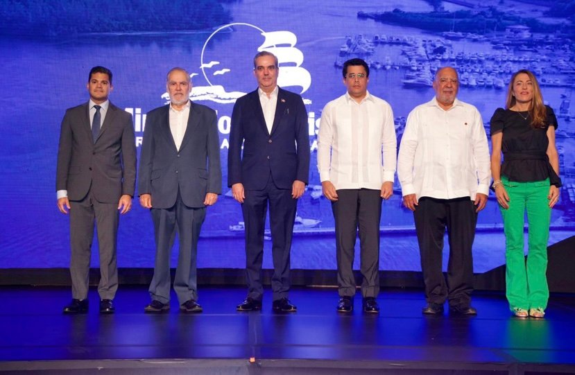 Luis Abinader y David Collado encabezaron cumbre “Gestión del sargazo en RD”