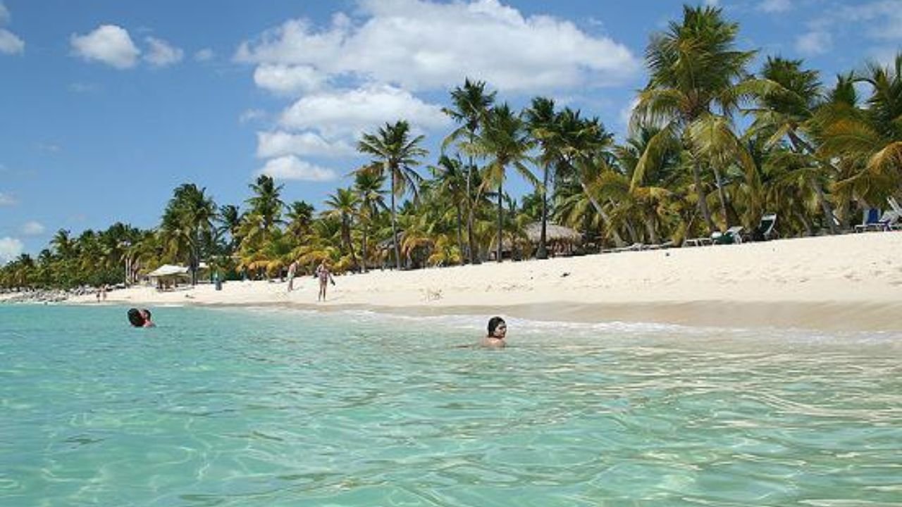 Turistas no podrán llevar recipientes plásticos a la Isla Saona y Catalina