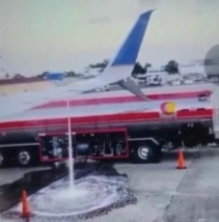 Vídeo: Avión derrama combustible en pista del aeropuerto Las Américas