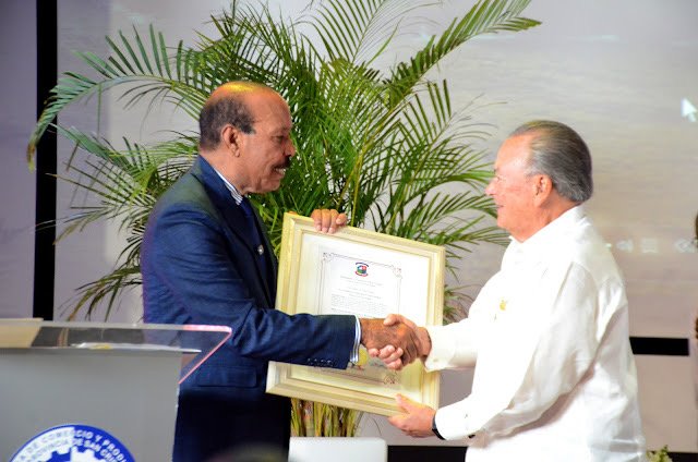 Frank Rainieri recibe pergamino «Hijo Distinguido de San Cristóbal»