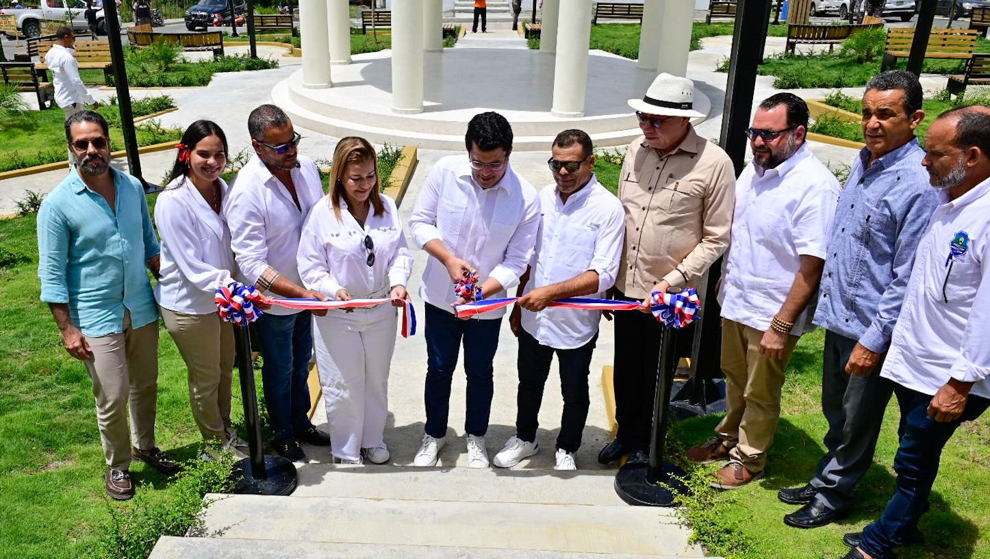 Ministro de Turismo inaugura construcción Parque Central en el Pinar de San José de Ocoa