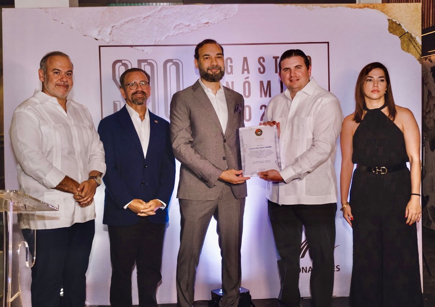 Aderes reconoce a Andrés Marranzini Grullón por sus aportes al sector gastronómico de la República Dominicana