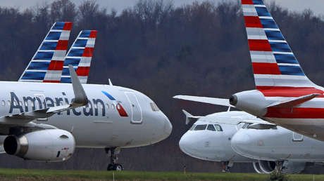 Sancionan a American Airlines con la mayor multa jamás impuesta en EE.UU. por retrasos en pistas de aterrizaje
