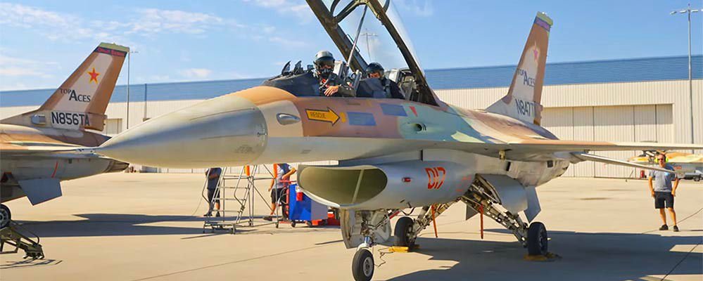 Así es el vuelo en uno de los primeros cazas F-16