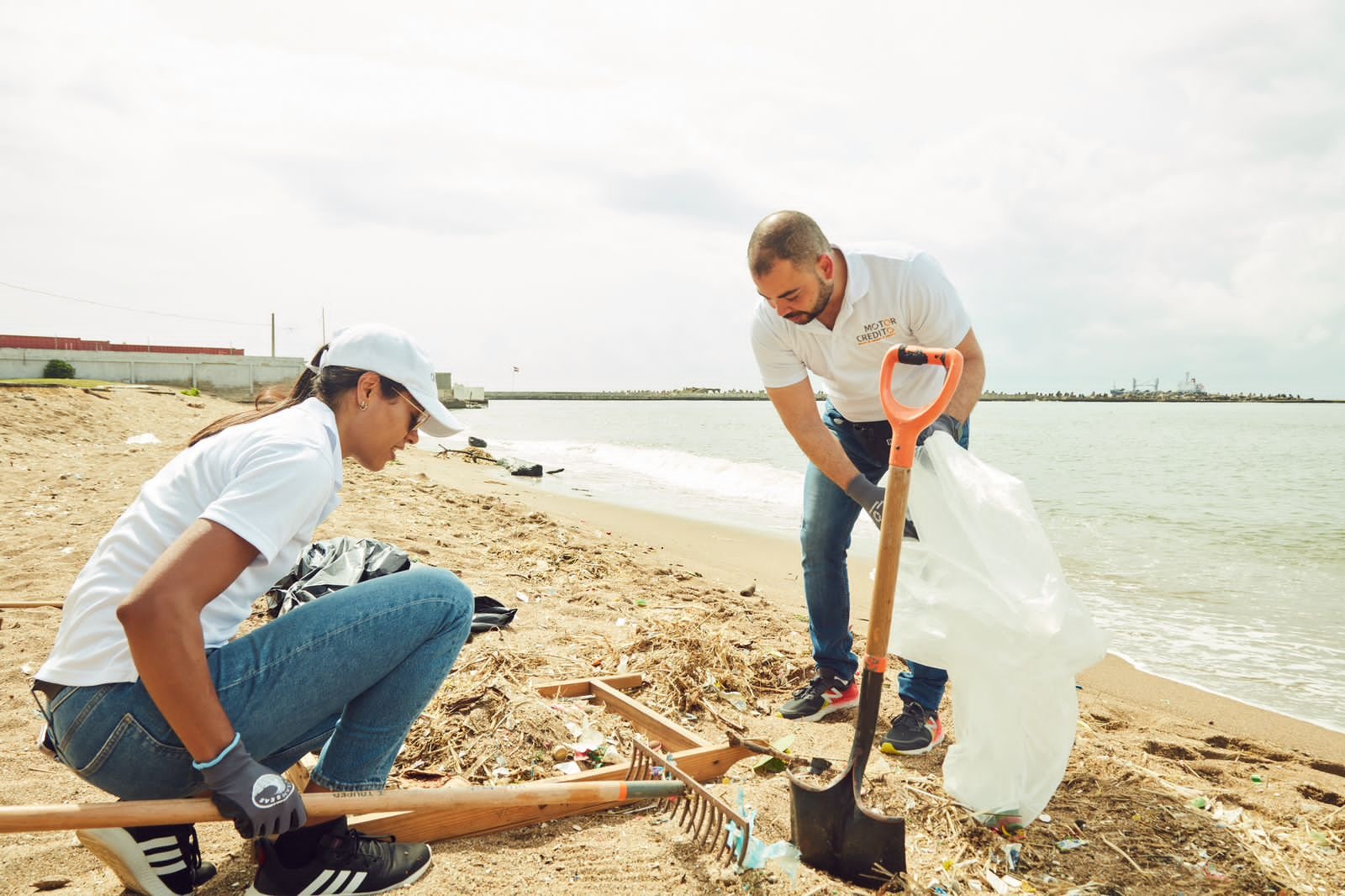 Motor Crédito y Fundación Vida Azul limpian la playa Montesinos