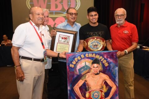 OMB reconoce en Punta Cana al Súper Campeón Mundial Emanuel «el Vaquero» Navarrete