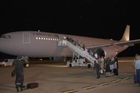 Logra despegar vuelo con dominicanos varados en Israel tras retraso por bombardeos