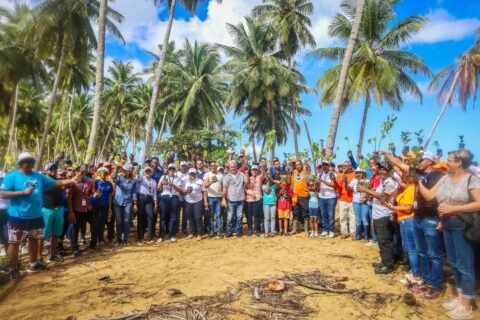 IDAC encabeza jornada de limpieza y reforestación en zona costera de Playa Jackson en el Catey de Samaná