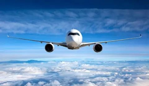 Sustraen celular de azafata en vuelo de EEUU a RD