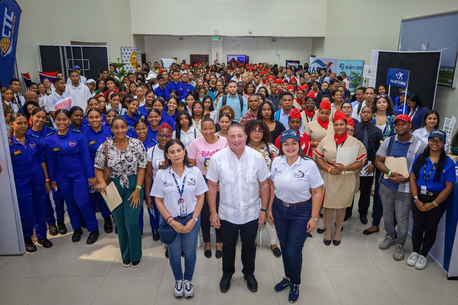 Jóvenes y estudiantes acuden masivamente a la segunda Feria de Empleos y Open House del IDAC