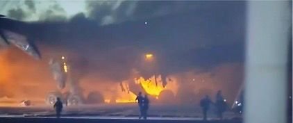 Se incendia un avión Japan Airlines en la pista del aeropuerto de Haneda en Tokio