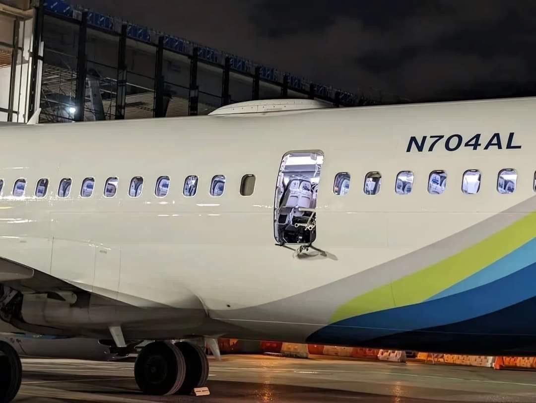 EEUU ordena inmovilizar temporalmente algunos Boeing 737 Max 9 tras incidente con un avión