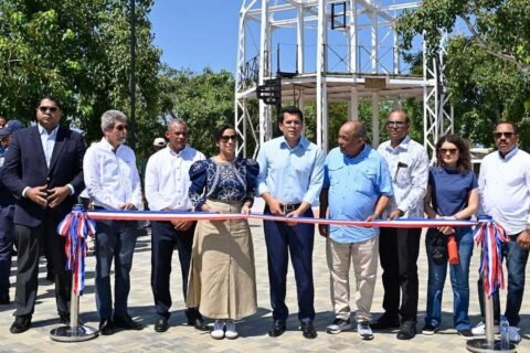 David Collado entrega el remozado parque Duarte de San Fernando, Montecristi
