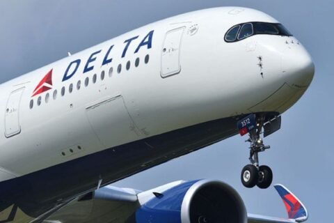 Avión de Delta Air Lines aterriza de emergencia por incendio en uno de sus motores