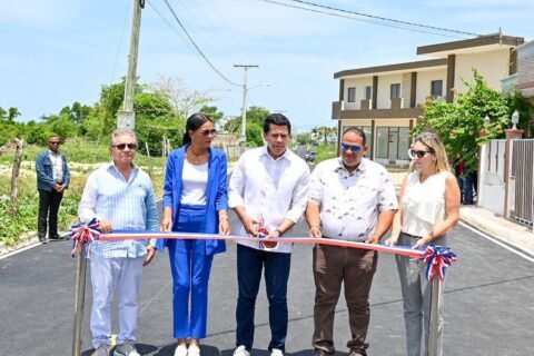 Turismo entrega calles asfaltadas con reparaciones de aceras y contenes en Bayahíbe