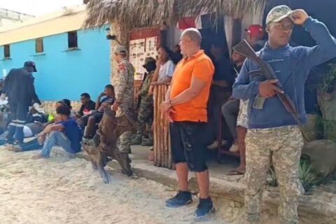 Turismo de luto en Guayacanes: Una niña fallecida y varios reciben atenciones médicas tras naufragio en la playa
