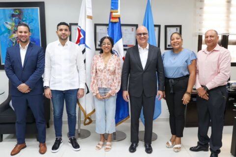 Estudiante Aeroespacial Chantal Valenzuela recibe apoyo del IDAC y el Ministerio de la Juventud