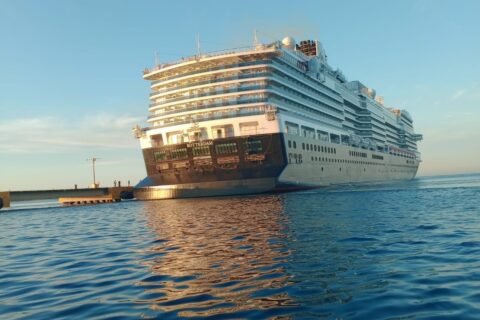 Presidente saluda inicio del año con llegada de crucero Holland America Line Rotterdam a Pedernales