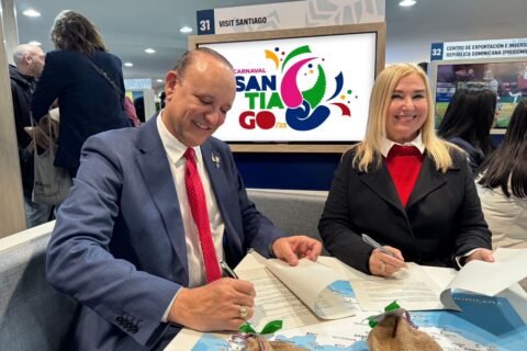 Alcaldía de Santiago y tours operadores firman acuerdo en FITUR para llevar turistas al Carnaval de Santiago