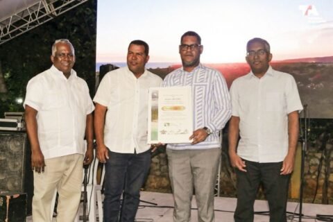 Reconocen a Kelvin Faña en Pedernales por el rotundo éxito de la feria “Turismo y Atracciones”