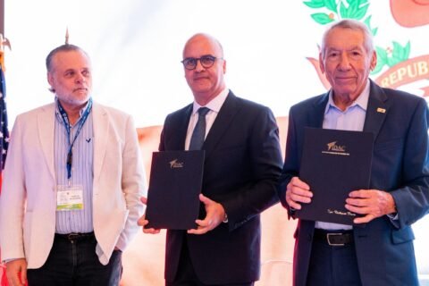 IDAC y Paramount Aviation Services firman acuerdo interinstitucional para evaluación de pilotos