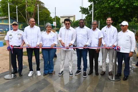 David Collado entrega remozada Plaza Marcelino Marte (Canito), en Guayacanes