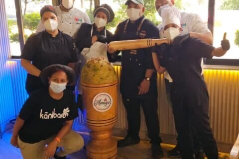 Equipo de chefs realiza prueba a escala del mofongo más grande del mundo rumbo al Récord Guinness
