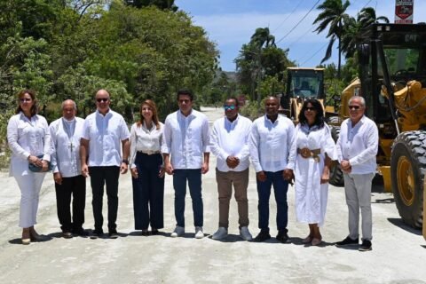Ministro Collado deja iniciados trabajos reconstrucción vía acceso playa Teco, Puerto Plata