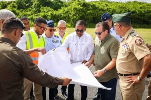 Autoridades supervisan trabajos de intervención a pista de aterrizaje de la FARD