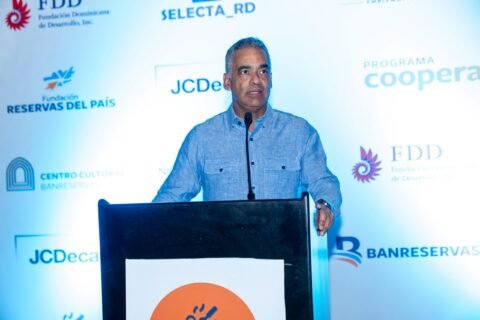 Ministro Joel Santos destaca potencial de la artesanía del larimar en el sector turístico dominicano