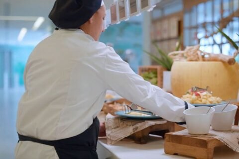 Empleos en hoteles, bares y restaurantes entre los más precarios según índice de Calidad de Empleo 2024 de Hacienda y Economía
