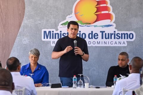 Ministro Collado interviene otra playa de San Pedro de Macorís para mejorar su oferta turística