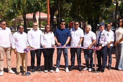 Ministro Collado inaugura reconstruido parque Duarte y su entorno en Samaná