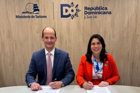 Médico Express y la Asociación de Hoteles de Santo Domingo firman acuerdo en FITUR 