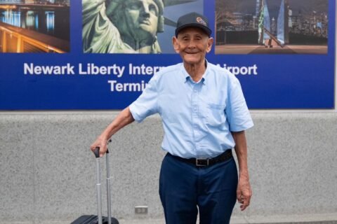 Arajet hace realidad sueño de viajar por primera vez a un dominicano de 95 años