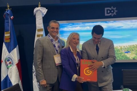 Ministro de Turismo dedica libro sobre Santo Domingo en la feria turística Anato