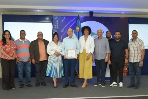 Luis Felipe Aquino imparte cátedra sobre los orígenes y evolución del turismo en conversatorio de Adompretur