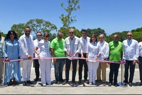 Abinader y Collado entregan renovada Playa Sosúa y moderna plaza de vendedores
