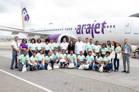 Arajet y el Aeropuerto de Punta Cana realizan primera edición de “Piloto por un Día” con jóvenes estudiantes en Punta Cana