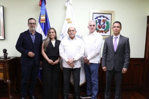 Mescyt y Arajet impulsan alianza para formar pilotos, mecánicos y tripulación aérea en RD