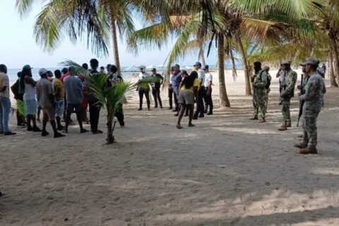 Tensión en playa Juan Dolio durante operativo de Politur para retirar mesas y sillas